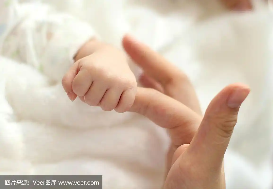 妈妈的手牵着宝宝的手