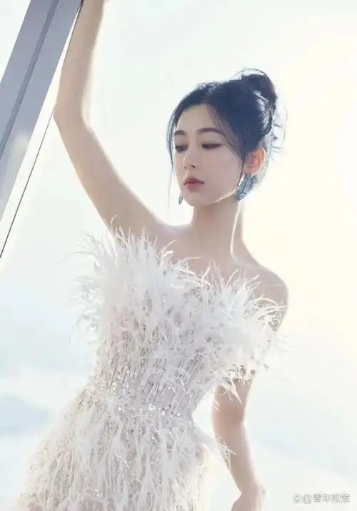 邻家女孩杨紫太仙美了!羽毛舞台造型闪闪发光!