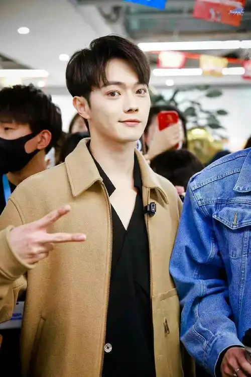 许凯上错高铁了##路人镜头下的许凯##许凯卡其色休闲装造型