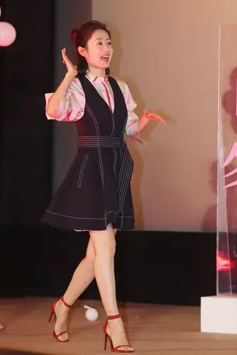 刘敏涛昔日穿校服重返17岁女团风满满 身材优越大长腿尽显