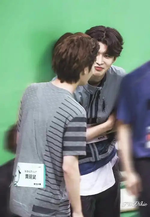 皇权富贵#范丞丞和黄明昊已经相伴过了六年生日了15岁生日 范丞丞贩