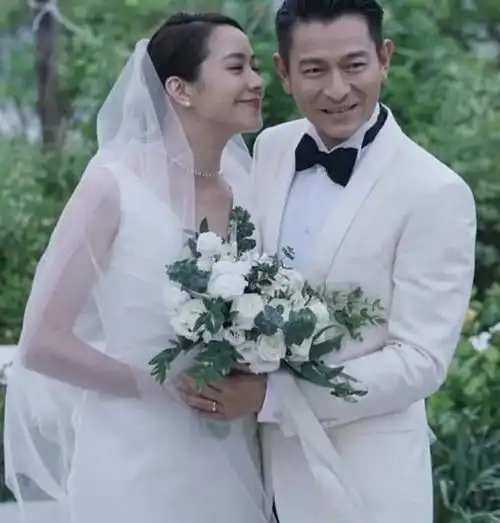 刘德华与爱妻现身学校,穿搭显嫩大步走,目光追随女儿父爱满满|电视