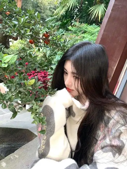 鞠婧祎穿白毛衣清纯可人 双手捧脸卖萌