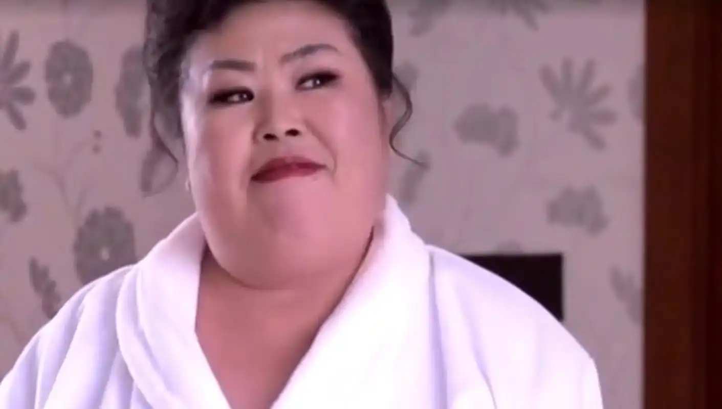 从长相判断,这位大姐应该妥妥的是个"富婆"怎么才能引起她的注意呀,求