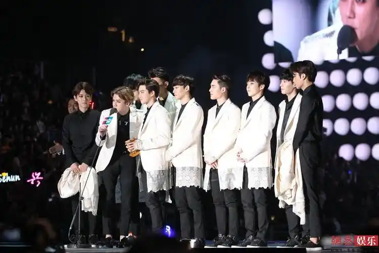 exo获刘德华颁奖 单手接奖杯被批没礼貌