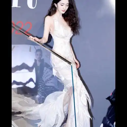 杨幂时尚芭莎蕾丝纱裙杀我60回顾宫75