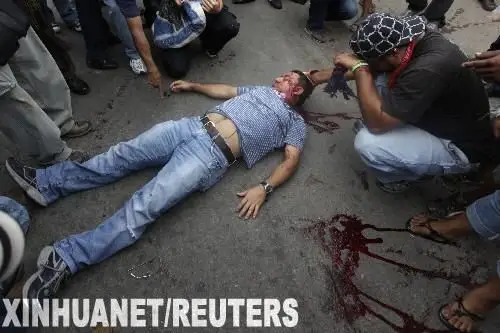 7月30日,冲突之中,一名头部中枪的示威者躺在地上.