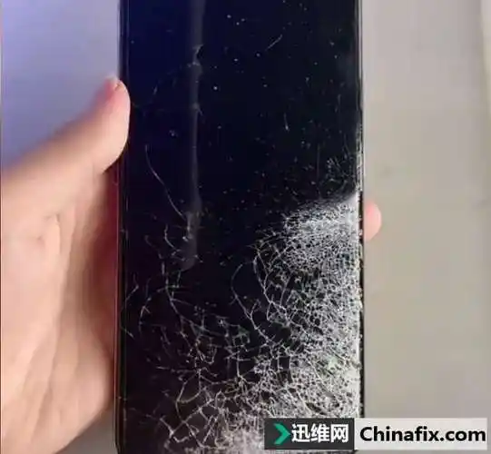vivox60手机屏幕碎成蜘蛛网低头族引发的悲剧