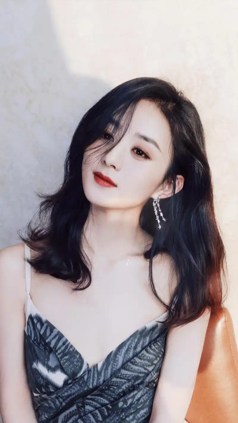 赵丽颖露肩吊带性感写真