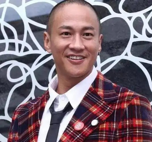 今天我们看看娱乐圈里男星谁能驾驭光头发型