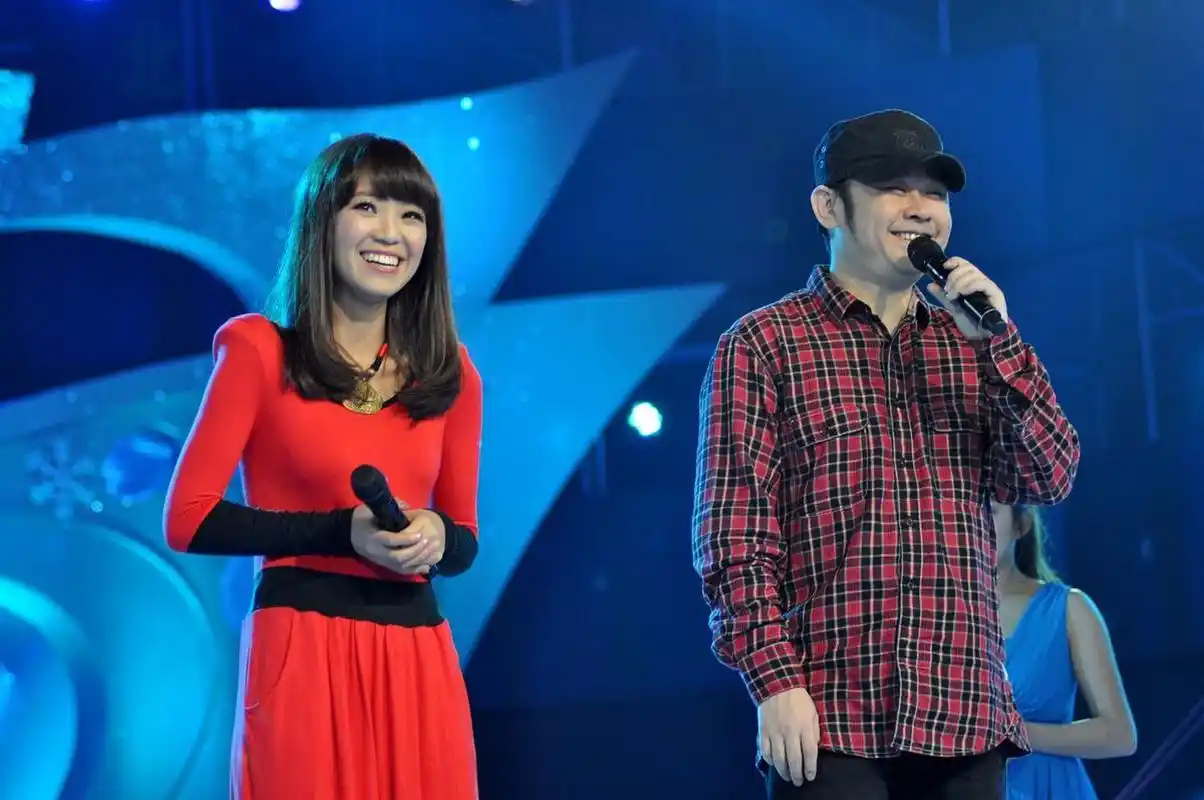 刀郎和云朵的妻子们相互认识,并且她们认为同居能够更好地交流和合作