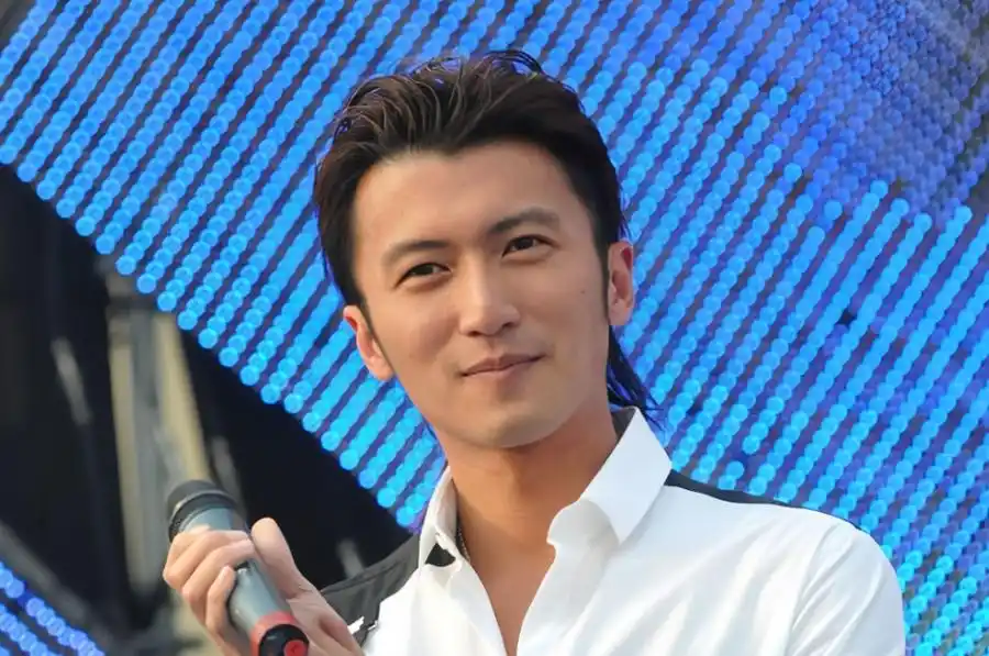 55岁王菲下班小跑回座驾,丸子头俏皮可爱,难怪谢霆锋深爱