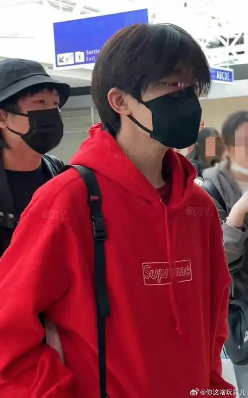 易烊千玺红色卫衣男大风##易烊千玺男大回国##易烊千玺回国