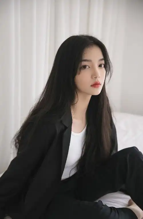 高冷气质女神迷人养眼眼神撩人写真图片