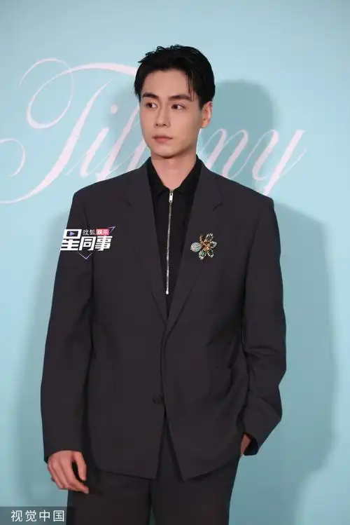 胡一天黑色西装活动图##胡一天说5月即将进组