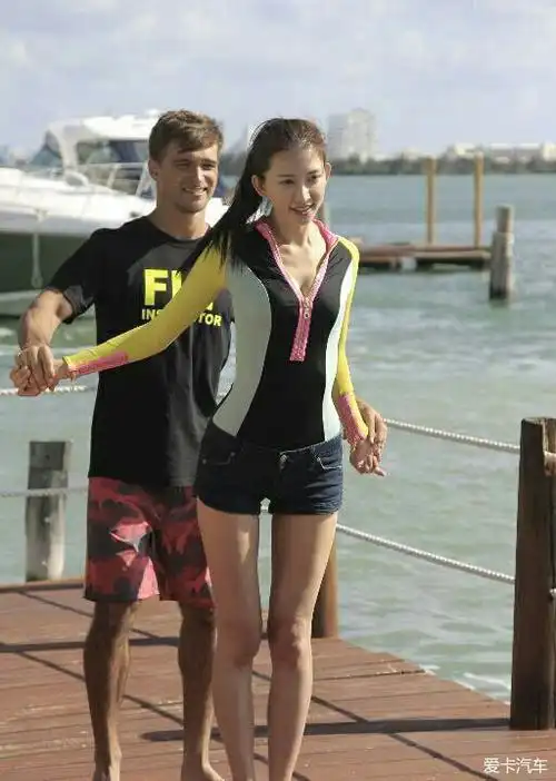 > 【有胸就是任性!林志玲露天泳池戏水傲人双峰呼之欲出……】