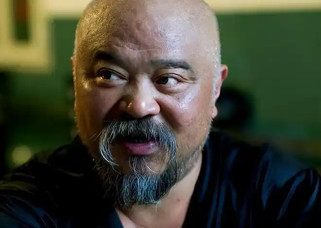 68岁演员李琦:胡子全白摆摊卖烤串,一串卖50元,评论区一片嘲讽