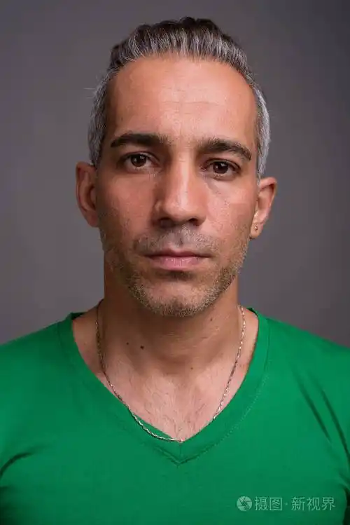 英俊的波斯人与灰色头发穿着绿色t恤