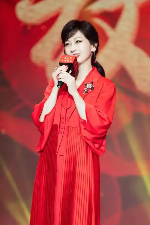 65岁赵雅芝不愧是冻龄女神,一身红色look亮相,成熟优雅超有气质