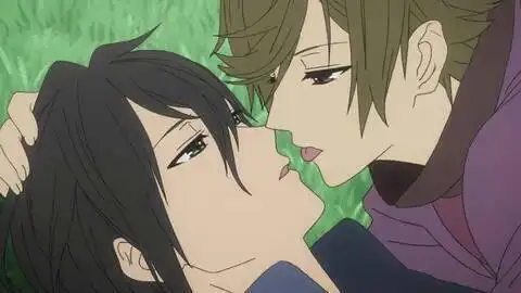 一个青色眼睛地男孩子躺在草地上被另一个男孩子吻的是什么动漫