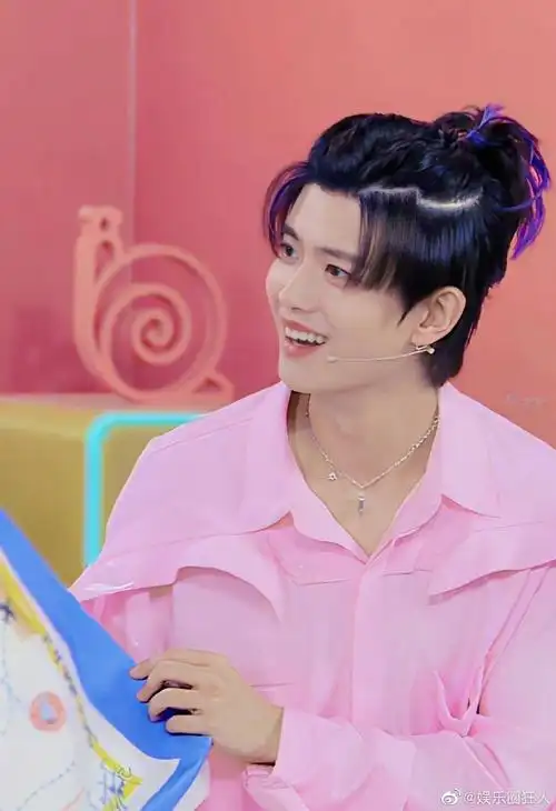 任嘉伦发型#任嘉伦今日直播造型好蛊哦粉色衬衫77紫色挑染小揪揪