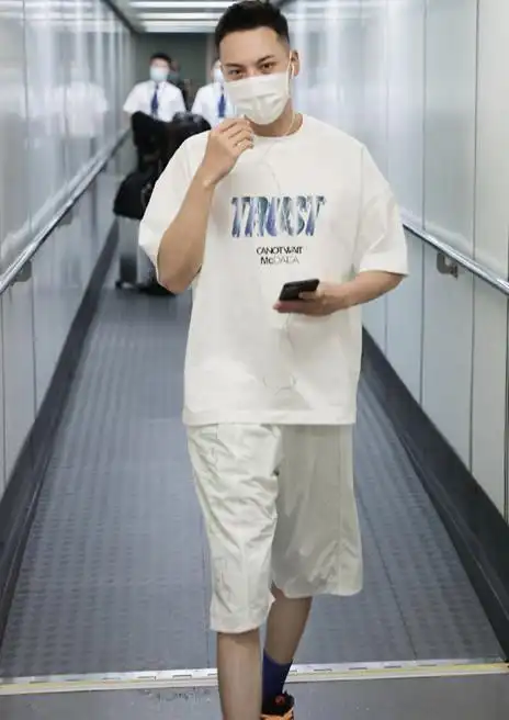 陈伟霆现身穿白色t恤搭白色五分裤简单一穿就很帅气