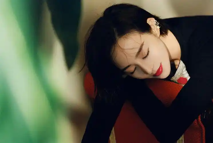 张钧甯新年红妆大片 浪漫摩登slay全场