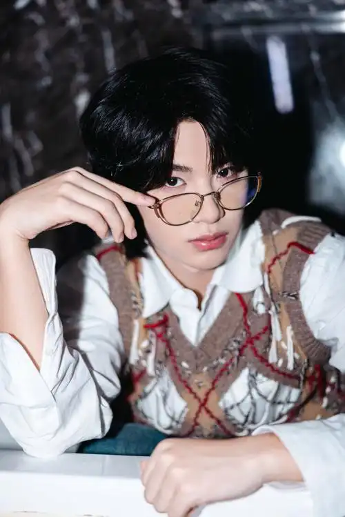 黄明昊超话·#黄明昊seeyou期遇#今日是美拉德风王子@jjjustin0219