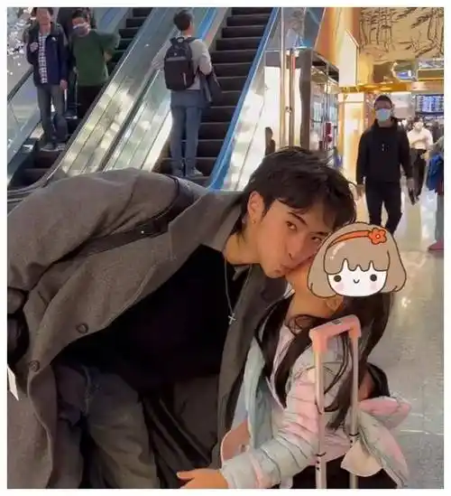 伊能静儿子哈利在美国庆生22岁大秀纹身眼神犀利表情叛逆