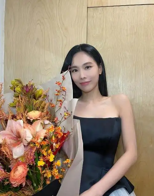 王霏霏在首尔挂急诊,唇色惨白疼的满头汗,治疗费曝光引争议