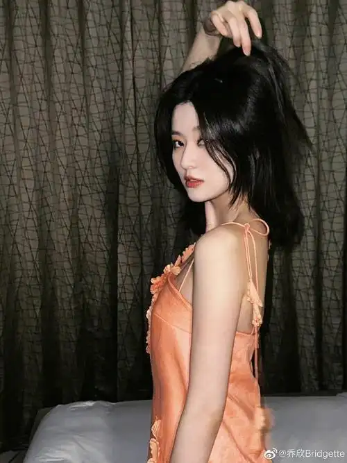 乔欣今日营业照橘色吊带裙造型也太好看了吧清新又可爱