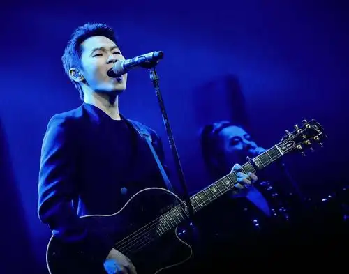 梁博:只向音乐低头