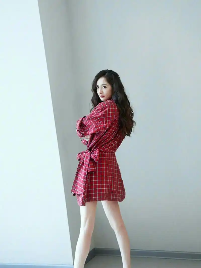 时髦精穿搭范本:杨幂  这是一个可以随意穿裤子的身材穿搭范本  瘦