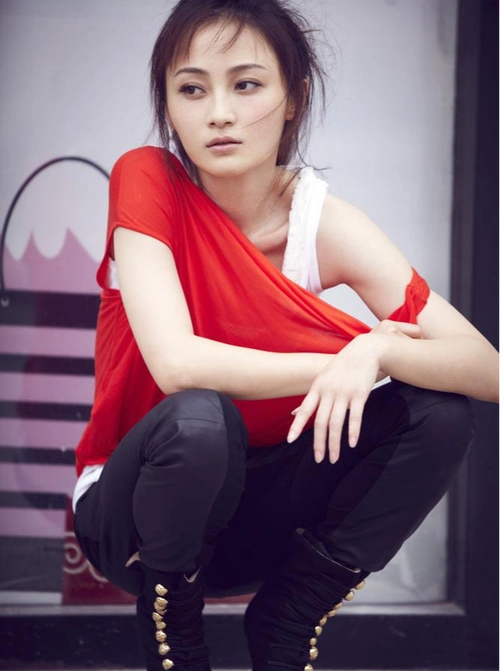 情感生活姚笛写真照2018年3月17日凌晨在微博晒出照片,身穿白衣的她