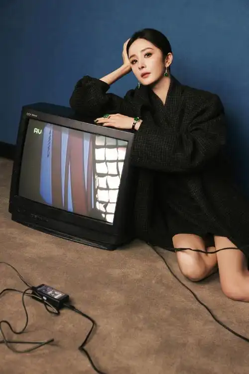 杨幂超话黑色西装搭配复古翡翠,果敢大气,男装穿出女王范!