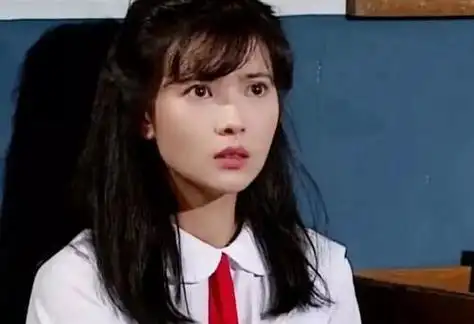 1963年,蓝洁瑛出生在香港的一个底层家庭,一家人对她的态度十分冷淡