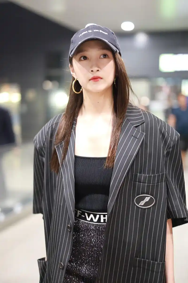 关晓彤就不能穿好看一次吗?宽肩西装显身材壮实,全靠美腿硬撑