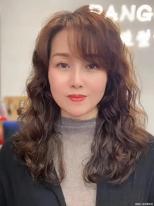 时尚不分年龄中年女性也适合的独特发型让你散发迷人光彩