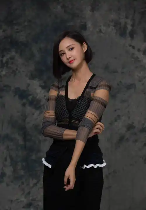 优雅气质女神张歆艺白边黑裙_时尚_衣服_白色