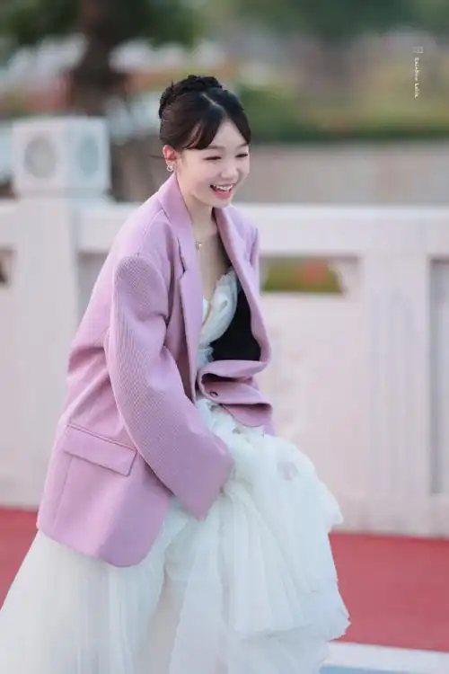穿西装的礼服少女与她招牌式的小彩虹笑容裙子也要飞起来了~@徐梦洁