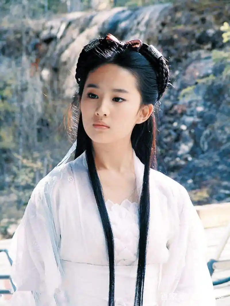 4大女星演小龙女,刘亦菲美到冒泡,李若彤冰肌玉骨,她像小笼包