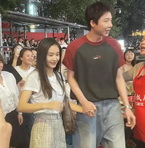刘宇宁携王子文牵手现身重庆,女方抬手疑走光,30cm身高差像父女_演技