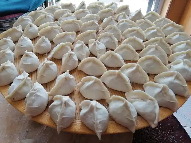 今天我在妈妈的帮助下,学会了一道家常菜饺子