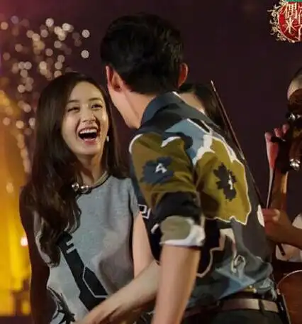 赵丽颖何炅当街激吻引路人尖叫狂拍