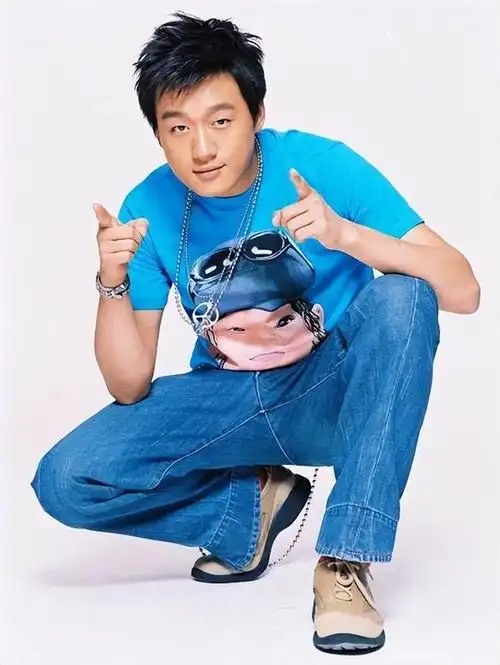 演员佟大为娶关老师为妻8年生3孩今一家五口幸福无忧