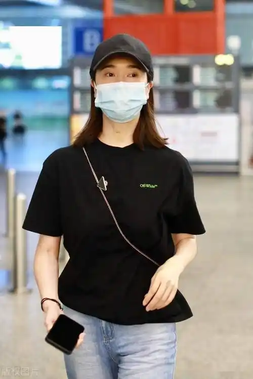 左小青黑色短袖牛仔裤现身机场,戴棒球帽休闲随性_机场_休闲_棒球帽