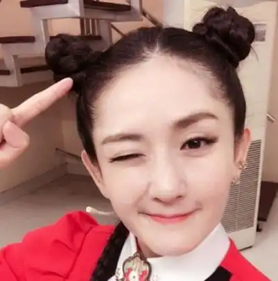 左右两个丸子头怎么扎 女生两个丸子头扎法效果图