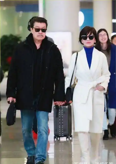 赵雅芝穿浴袍跟老公出门太随性网友:一副没睡醒的样子!