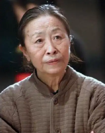 张少华生前住院画面曝光 穿病号服扶着栏杆对镜比耶