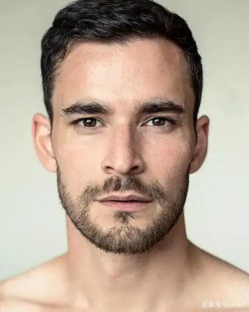 julien isnardon如今33岁,他留起了很有男人魅力的小胡子,变成了一名